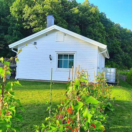Boende - Stuga Naera Naturen, 3 Km Till Motala Centrum, Elbilsladdning Finns Pa Tomten - Privat Vaerd Exterior photo