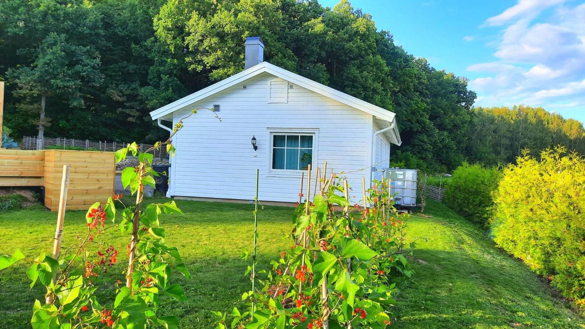 Boende - Stuga Naera Naturen, 3 Km Till Motala Centrum, Elbilsladdning Finns Pa Tomten - Privat Vaerd Exterior photo